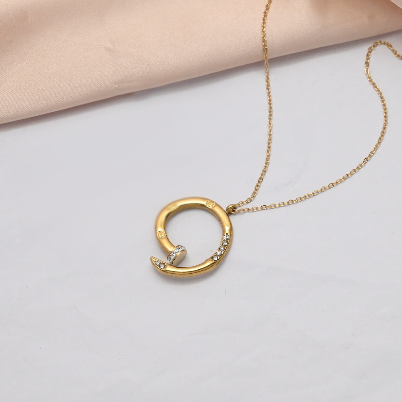 LEEDOUX V Gold Nail Necklace
