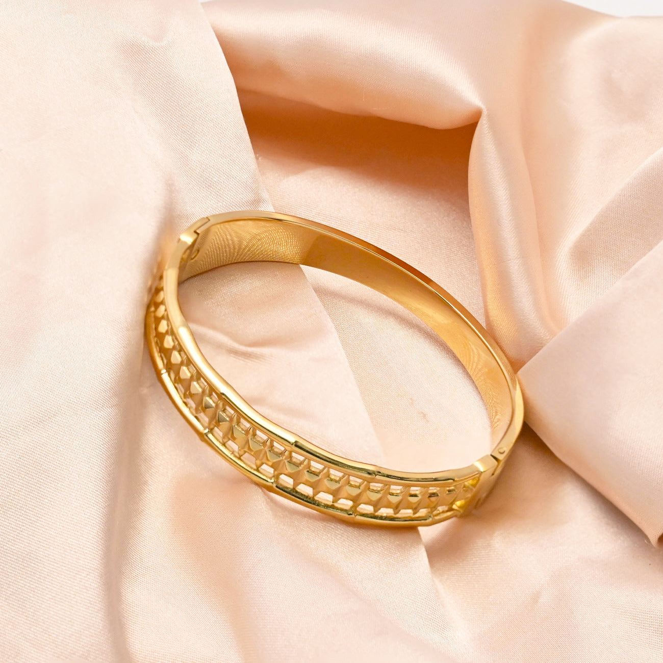 LEEDOUX Four-Leaf Clover Flower Clasp Bracelet