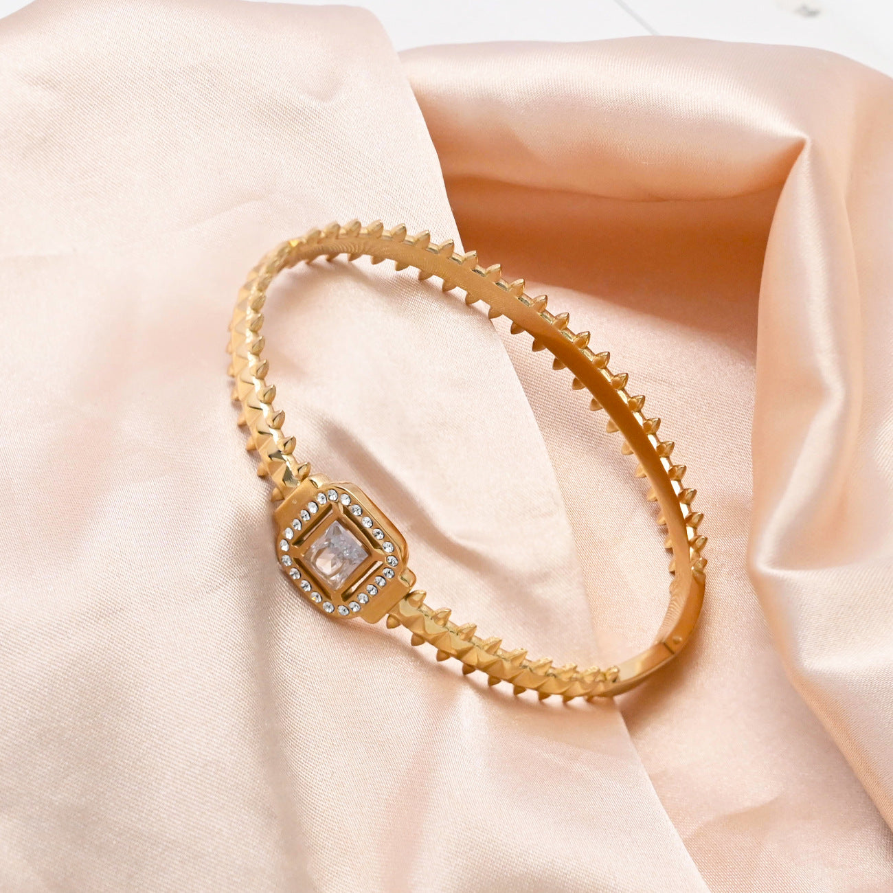 LEEDOUX Four-Leaf Clover Flower Clasp Bracelet